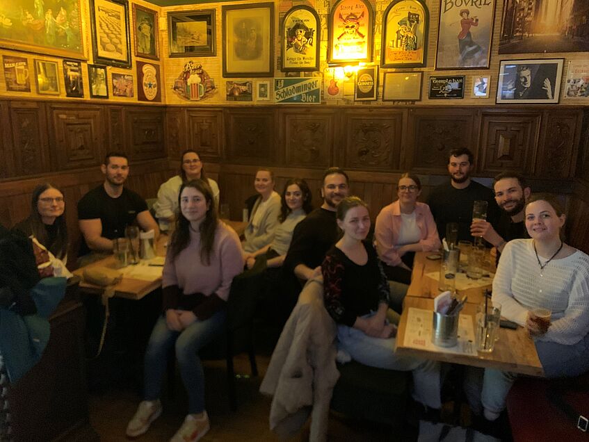 DoSChem students gathered at the pub.(©Vanessa Partsch)